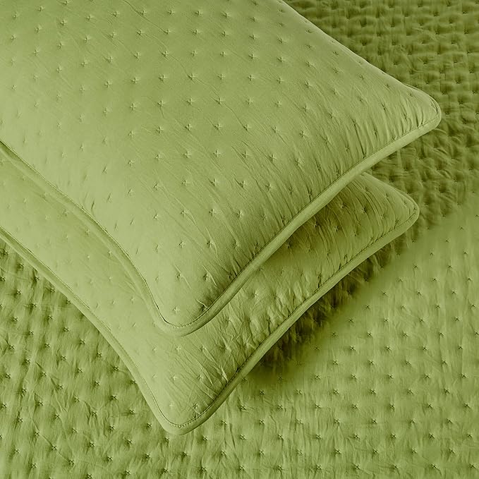 Amazon Basics Brushed Microfiber Quilt Set, Extra Soft with Natural Texture, 3-Piece, Queen/Full, Green