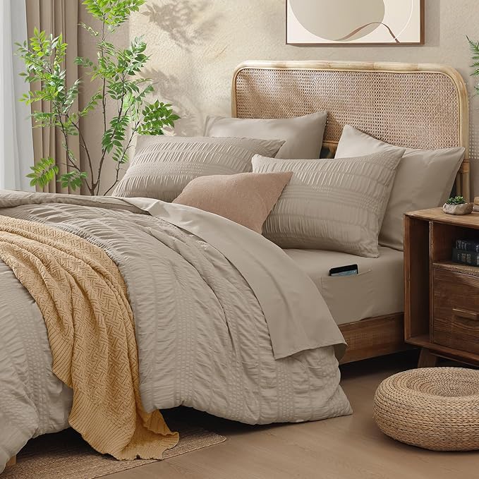 CASAAGUSTO Queen Comforter Set, 7 Pieces Oatmeal Seersucker Bed in a Bag Queen Size Soft All Seasons, Bedding Sets with Comforter, Flat Sheet, Fitted Sheet, 2 Pillow Shams, 2 Pillowcases