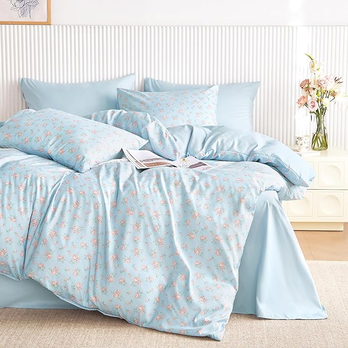 Wake In Cloud - Floral Comforter Set, Coquette Cottagecore Aesthetic Flower Shabby Chic Pattern for Women Teen Girls, Soft Lightweight Bedding, 3 Pieces, Blue Pink, Queen Size