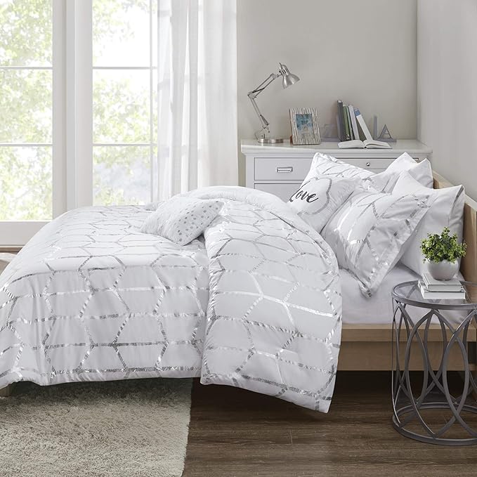 Intelligent Design Raina King/Cal King Comforter Set, Soft Microfiber, Modern Geometric Metallic Bed Set, 5 Pieces College Bedding with 2 Shams, 2 Toss Pillows White/Silver