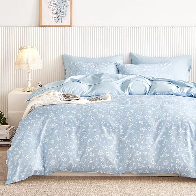 Wake In Cloud - Floral Comforter Set, Coquette Cottagecore Aesthetic Flower Shabby Chic Pattern for Women Teen Girls, Soft Lightweight Bedding, 3 Pieces, Light Blue, Queen Size