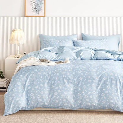 Wake In Cloud - Floral Comforter Set, Coquette Cottagecore Aesthetic Flower Shabby Chic Pattern for Women Teen Girls, Soft Lightweight Bedding, 3 Pieces, Light Blue, Full Size