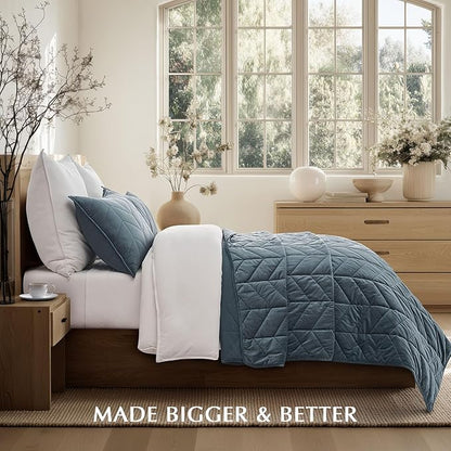 EVERGRACE 3 Pieces Luxurious Velvet King Quilts, Ultra Soft Lightweight Velvet Comforter Set, Matelasse Oversized Bedspread Coverlet for All Season with 2 Shams, Stormy Blue, 108"x96"