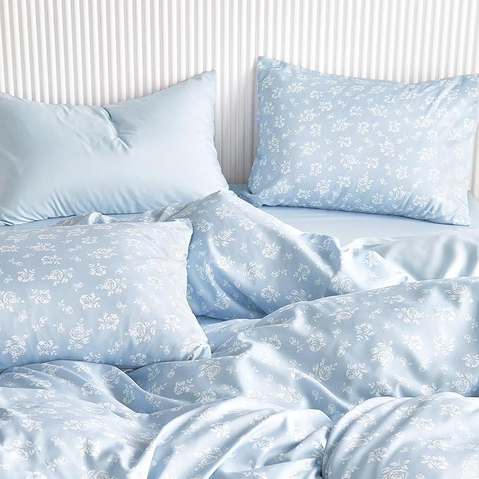 Wake In Cloud - Floral Comforter Set, Coquette Cottagecore Aesthetic Flower Shabby Chic Pattern for Women Teen Girls, Soft Lightweight Bedding, 3 Pieces, Light Blue, Twin/Twin XL Size