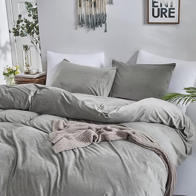 CLOTHKNOW Grey Velvet King Size Comforter Set 3Pcs Fluffy Bedding Comforter Sets Soft Gray Comforter Flannel Comforter with 2 x Pillow Cases