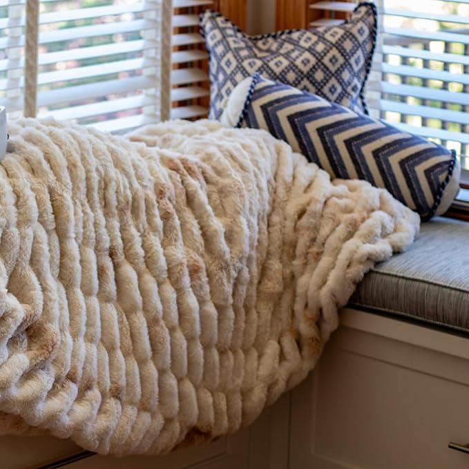 Minky Designs Crème Brulee Minky Blanket – Ultra Soft Faux Fur Throw Blanket for Couch, Bed & Home – Fluffy, Warm & Luxurious – Chic Collection (Medium, 50x60)