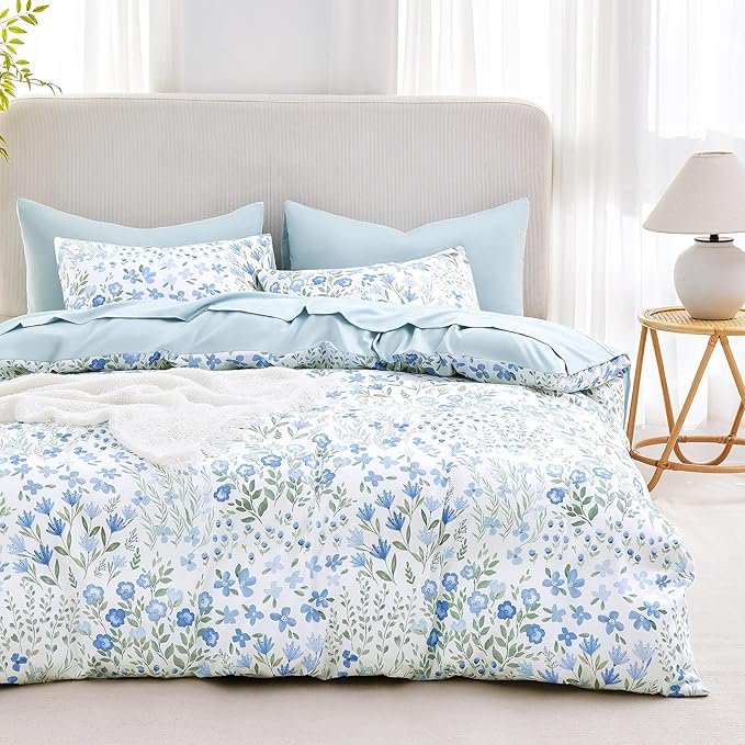 Wake In Cloud - Floral Comforter Set, Farmhouse Cottagecore Style with Romantic Garden Wildflowers and Leaves Pattern, Soft Lightweight Bedding, 3 Pieces, Blue White, Full Size