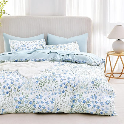 Wake In Cloud - Floral Comforter Set, Farmhouse Cottagecore Style with Romantic Garden Wildflowers and Leaves Pattern, Soft Lightweight Bedding, 3 Pieces, Blue White, Full Size