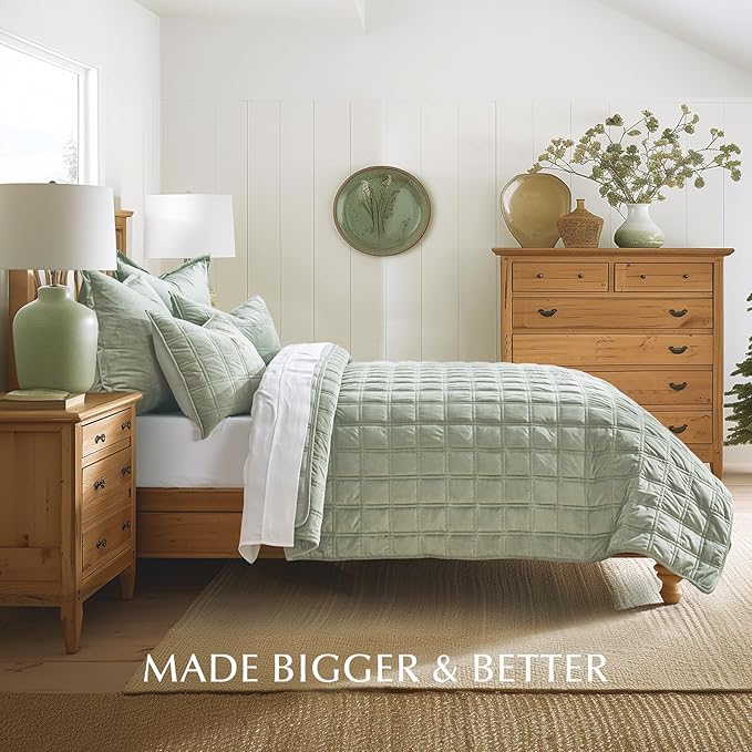 EVERGRACE 3 Pieces Luxurious Velvet Quilt Queen Size, Ultra Soft Bedspread Coverlet Set, Double Box Stitch Lightweight Velvet Comforter for All Season with 2 Shams, Sage Green, 92"x96"