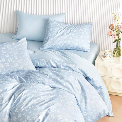 Wake In Cloud - Floral Comforter Set, Coquette Cottagecore Aesthetic Flower Shabby Chic Pattern for Women Teen Girls, Soft Lightweight Bedding, 3 Pieces, Light Blue, Queen Size