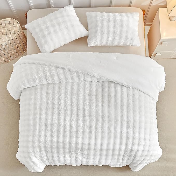 Tokokimo Faux Fur Comforter Set Queen Size, Ultra Soft Reversible Heavyweight Fluffy Bedding, Extra Warm Winter Comforter with 2 Pillow Cases, All Season Fuzzy Comforter Set, White
