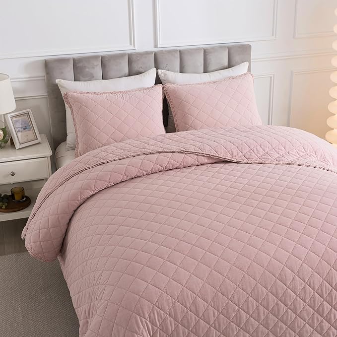 Soul & Lane Blush Diamond Cotton Quilt Set - Queen Size with 2 Shams, Shabby Chic Quilted Comforter, Lightweight Romantic Diamond Pattern Bedspread in Soft Pink, Scalloped Edge Bedding with Lace Trim