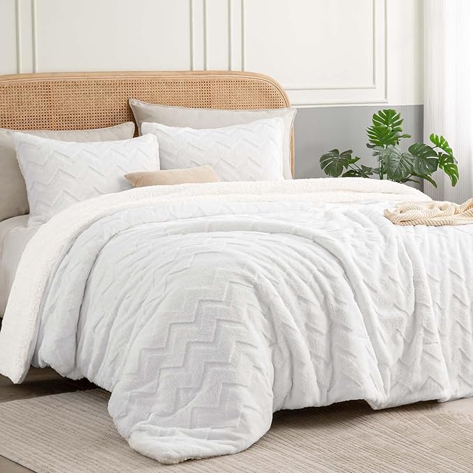 BEDELITE Fluffy Queen Comforter Set - Super Soft Sherpa White Comforter for Queen Size Bed, Luxury Warm Bedding Set for Winter, Fuzzy Bed Set 3 Pieces (1 Comforter, 2 Pillowcases)