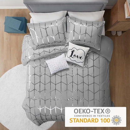Intelligent Design - ID10-1245 Raina Comforter Set Metallic Print Geometric Design, Modern Trendy All Season Bedding Set, Matching Sham, Decorative Pillow, Grey/Silver, King/Cal King, 5 Piece