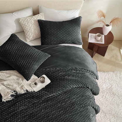 Petrichor Fluffy Queen Comforter Set - Ultra-Soft Black Flannel Thick Comforter for Queen Bed, Luxury Warm Bedding Set for Winter & Fall, Cozy Fuzzy Bed Set 3 Pieces (1 Comforter & 2 Pillowcases)