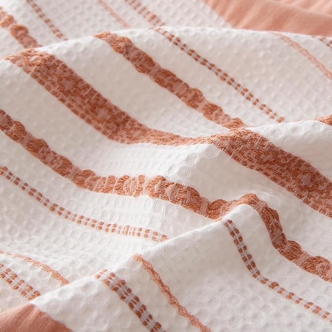 Amazon Basics Comforter Set, 3-Piece Jacquard Microfiber Comforter and 2 Pillow Shams, All-Season Bedding, Queen, Pink Striped