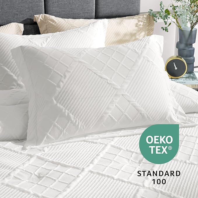 Amélie Home Twin Comforter Set, 2 Piece White Jacquard Bedding Set with 1 Pillow case, Soft Microfiber Diamond Design, Lightweight All-Season for Bedroom & Dorm