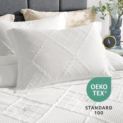 Amélie Home Queen Comforter Set, 3 Piece White Jacquard Bedding Set with 2 Pillow Cases, Soft Microfiber Diamond Design, Lightweight All-Season for Bedroom & Dorm