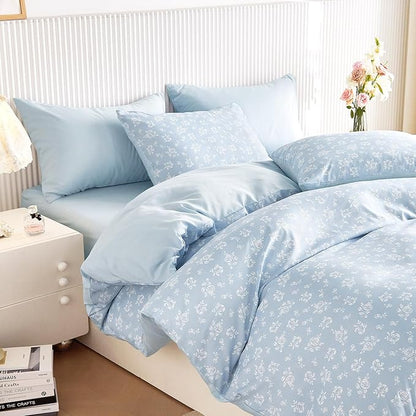Wake In Cloud - Floral Comforter Set, Coquette Cottagecore Aesthetic Flower Shabby Chic Pattern for Women Teen Girls, Soft Lightweight Bedding, 3 Pieces, Light Blue, Queen Size