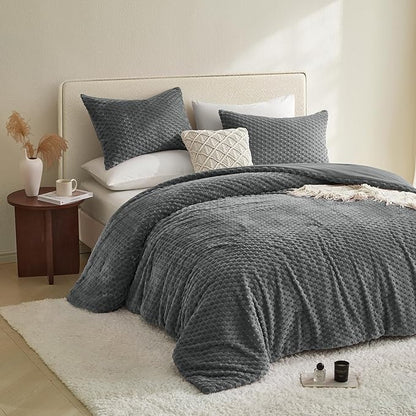 Petrichor Fluffy Queen Comforter Set - Ultra-Soft Gray Flannel Thick Comforter for Queen Bed, Luxury Warm Bedding Set for Winter & Fall, Cozy Fuzzy Bed Set 3 Pieces (1 Comforter & 2 Pillowcases)