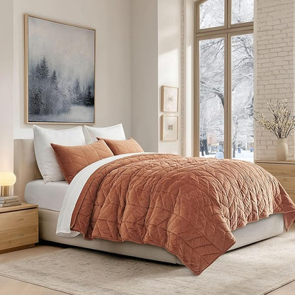 EVERGRACE 3 Pieces Luxurious Queen Velvet Quilts, Ultra Soft Lightweight Velvet Comforter Set, Matelasse Oversized Bedspread Coverlet for All Season with 2 Shams, Burnt Orange, 92"x96"