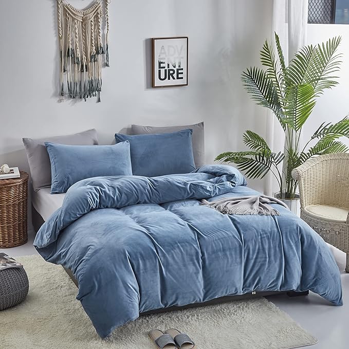 CLOTHKNOW Blue Velvet King Size Comforter Set Fluffy Bedding Comforter Sets Warm Soft Lake Blue Comforter with 2 x Pillow Cases