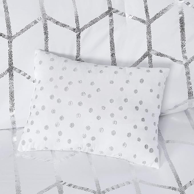 Intelligent Design Raina Full/Queen Comforter Set, Soft Microfiber, Modern Geometric Metallic Bed Set, 5 Pieces College Bedding with 2 Shams, 2 Toss Pillows White/Silver