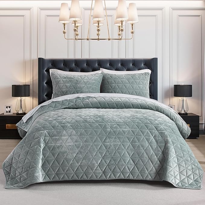 Homzard Velvet Quilts Queen Size, Smoky Green Velvet Comforter Set Queen Size, Luxurious Soft Bedspreads for Bed, Plush Lightweight Bedding Sets for All Season