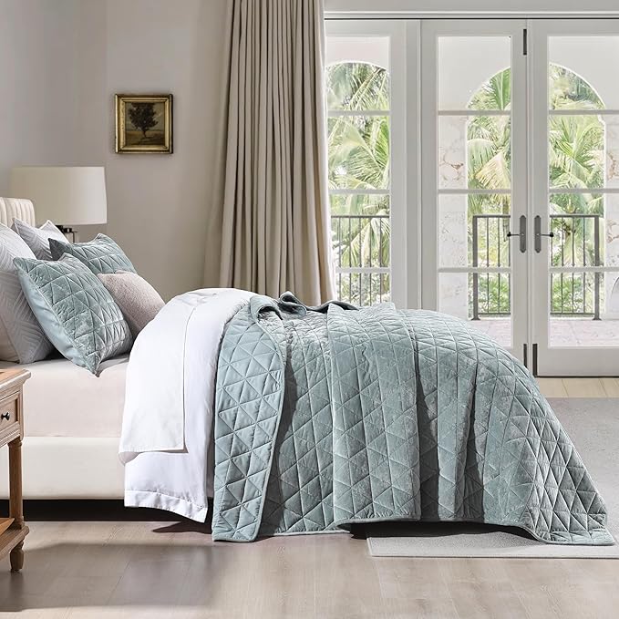 Homzard Velvet Quilt Set, Smoky Green King Size Comforter Set,Soft Lightweight Bedding Comforter Set, Luxury Bedding Bedspread Set, 3 Piece Bed Set, All Season, King Size