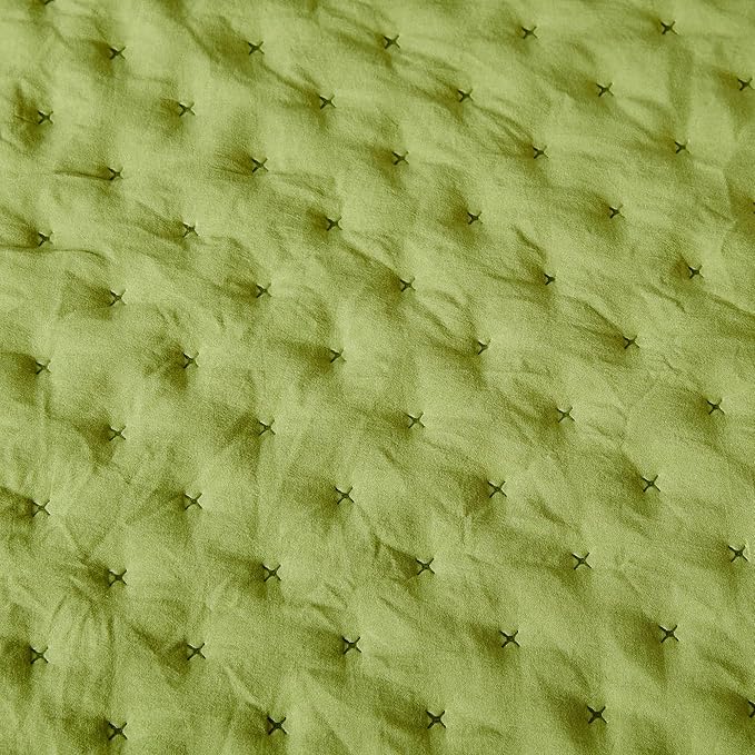 Amazon Basics Brushed Microfiber Quilt Set, Extra Soft with Natural Texture, 3-Piece, Queen/Full, Green