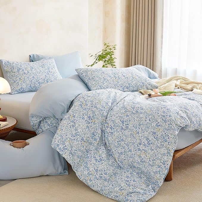 Wake In Cloud - Floral Comforter Set, Cute Vintage Flower Cottagecore Aesthetic for Women Teen Girls, Soft Lightweight Dorm Bedding, 3 Pieces, Light Blue, Twin/Twin XL Size