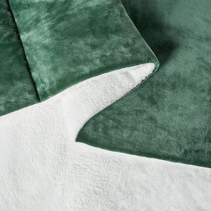 Amazon Basics Reversible Sherpa Comforter Set with Pillow Sham, Twin/Twin XL, Green