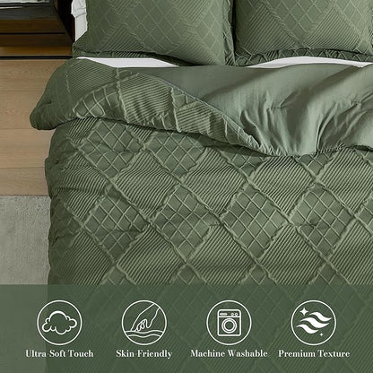 Amélie Home Queen Comforter Set, 3 Piece Green Jacquard Bedding Set with 2 Pillow Cases, Soft Microfiber Diamond Design, Lightweight All-Season for Bedroom & Dorm