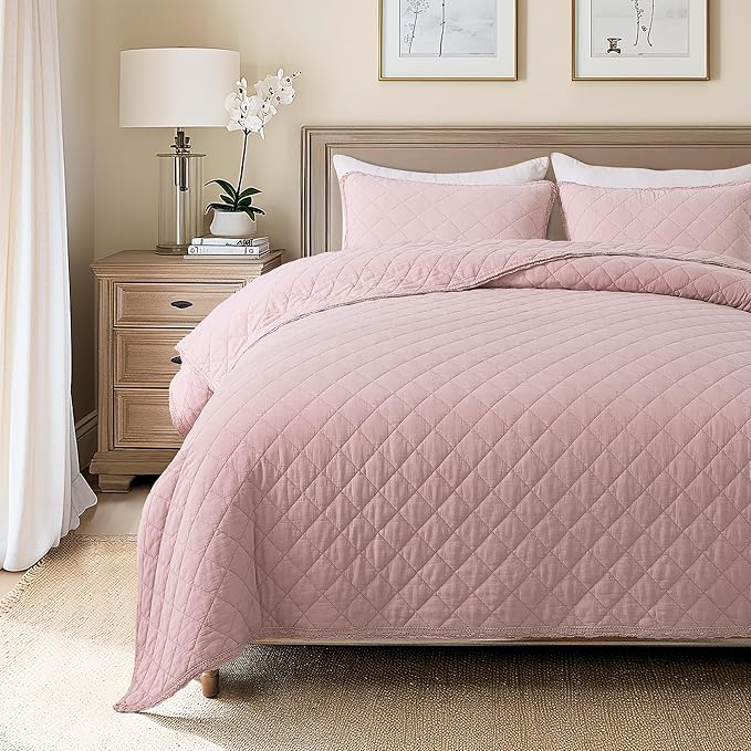 Soul & Lane Blush Diamond Cotton Quilt Set - King Size with 2 Shams, Shabby Chic Quilted Comforter, Lightweight Romantic Diamond Pattern Bedspread in Soft Pink, Scalloped Edge Bedding with Lace Trim