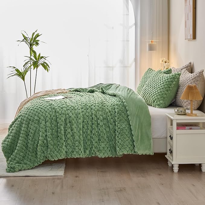 Simple&Opulence Fluffy Faux Fur Comforter Set, Plush Fuzzy Minky Bedding Set, 3 Pieces Warm Soft Comforter Bedding Set for Winter - 1 Shaggy Comforter with 2 Pillow Shams(King, Grid - Green)