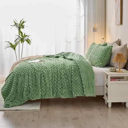 Simple&Opulence Fluffy Faux Fur Comforter Set, Plush Fuzzy Minky Bedding Set, 3 Pieces Warm Soft Comforter Bedding Set for Winter - 1 Shaggy Comforter with 2 Pillow Shams(King, Grid - Green)