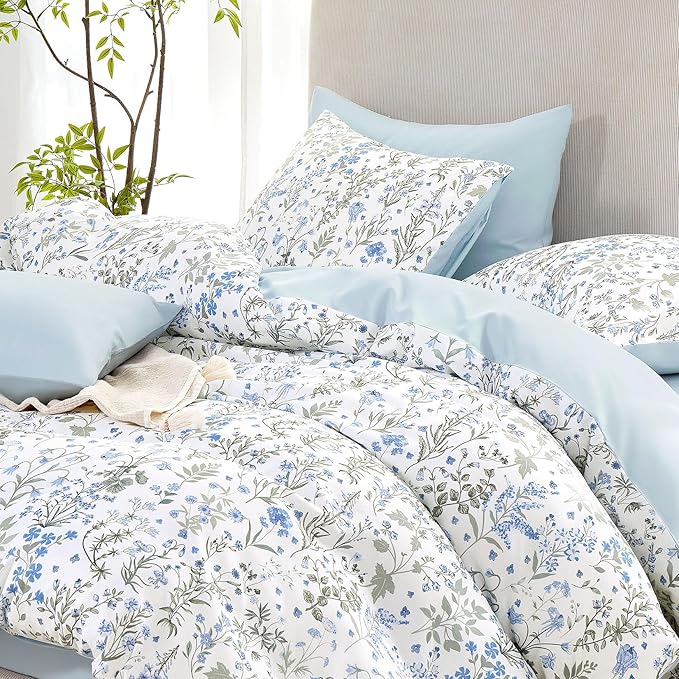 Wake In Cloud - Floral Comforter Set, Shabby Chic Cottage Garden Botanical Flower Style with Elegant Wildflower Pattern, Soft Lightweight Bedding, 3 Pieces, Blue White, Queen Size