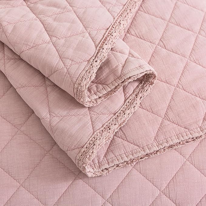 Soul & Lane Blush Diamond Cotton Quilt Set - Queen Size with 2 Shams, Shabby Chic Quilted Comforter, Lightweight Romantic Diamond Pattern Bedspread in Soft Pink, Scalloped Edge Bedding with Lace Trim