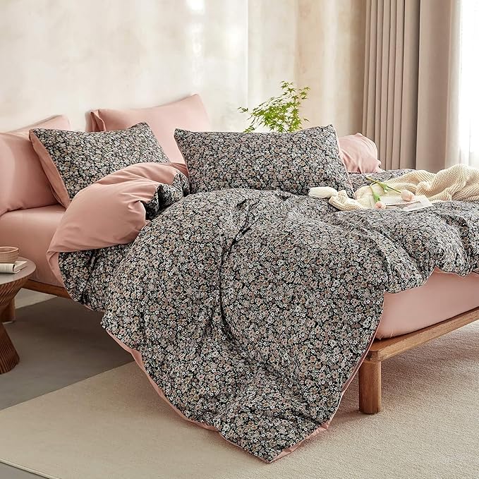Wake In Cloud - Floral Comforter Set, Cute Vintage Flower Cottagecore Aesthetic for Women Teen Girls, Soft Lightweight Dorm Bedding, 3 Pieces, Black, Full Size
