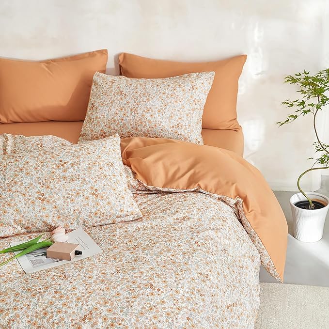 Wake In Cloud - Floral Comforter Set, Cute Vintage Flower Cottagecore Aesthetic for Women Teen Girls, Soft Lightweight Dorm Bedding, 3 Pieces, Cream Orange, Queen Size