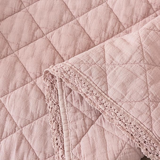 Soul & Lane Blush Diamond Cotton Quilt Set - Queen Size with 2 Shams, Shabby Chic Quilted Comforter, Lightweight Romantic Diamond Pattern Bedspread in Soft Pink, Scalloped Edge Bedding with Lace Trim