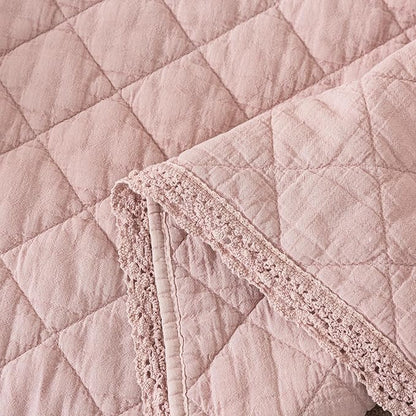 Soul & Lane Blush Diamond Cotton Quilt Set - Queen Size with 2 Shams, Shabby Chic Quilted Comforter, Lightweight Romantic Diamond Pattern Bedspread in Soft Pink, Scalloped Edge Bedding with Lace Trim
