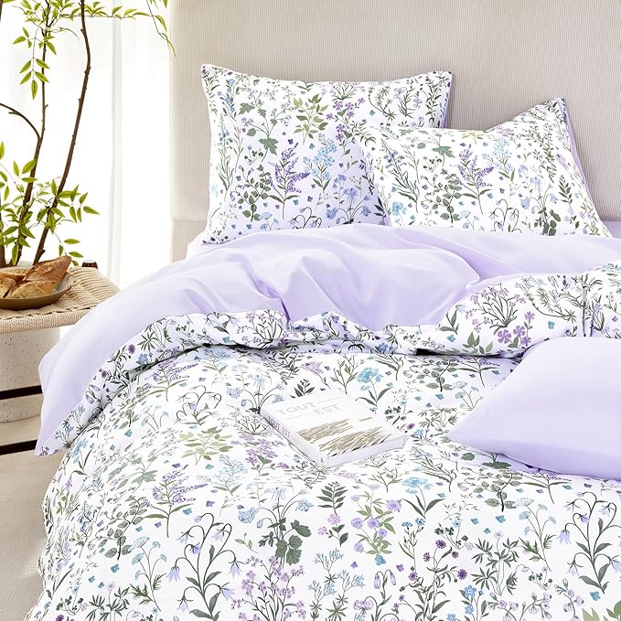 Wake In Cloud - Floral Comforter Set, Shabby Chic Cottage Garden Botanical Flower Style with Elegant Wildflower Pattern, Soft Lightweight Bedding, 3 Pieces, Purple White, Full Size