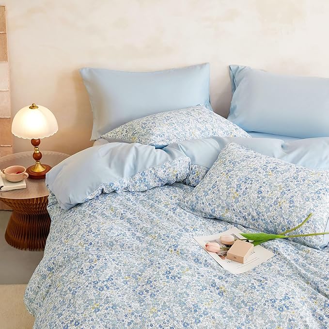 Wake In Cloud - Floral Comforter Set, Cute Vintage Flower Cottagecore Aesthetic for Women Teen Girls, Soft Lightweight Dorm Bedding, 3 Pieces, Light Blue, Full Size