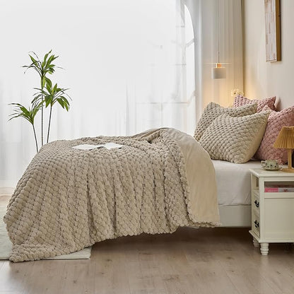 Simple&Opulence Fluffy Faux Fur Comforter Set, Plush Fuzzy Minky Bedding Set, 3 Pieces Warm Soft Comforter Bedding Set for Winter - 1 Shaggy Comforter with 2 Pillow Shams(King, Grid - Khaki)