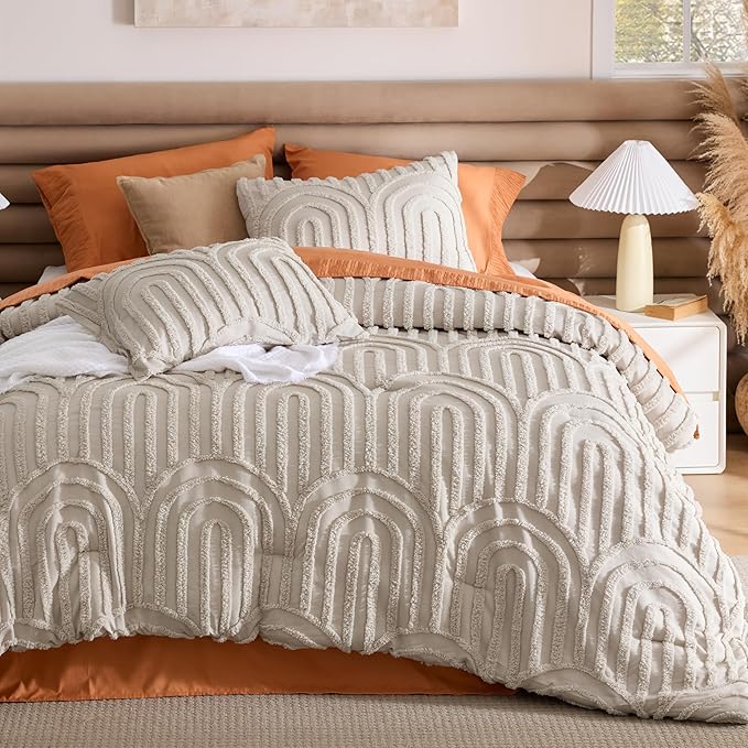 Bedsure Boho Tufted Beige Comforter King Size, GentleSoft™ 3 Pieces Boho Farmhouse Decor Bedding, Arch Shabby Chic Bedding for All Seasons, 1 Bed Comforter, 2 Pillow Shams, 104x90 Inches