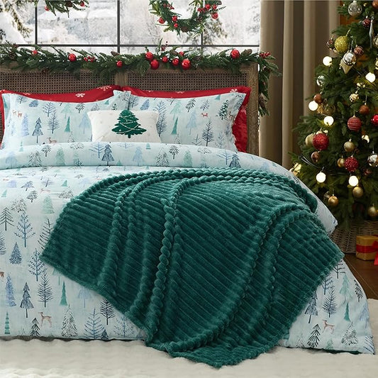 Bedsure Christmas King Comforter Set - 5 Pieces Christmas Bedding Set, King Bed in a Bag with 1 Soft Green Tree Reversible Comforter, 2 Pillow Shams, 1 Throw Blanket and 1 Decorative