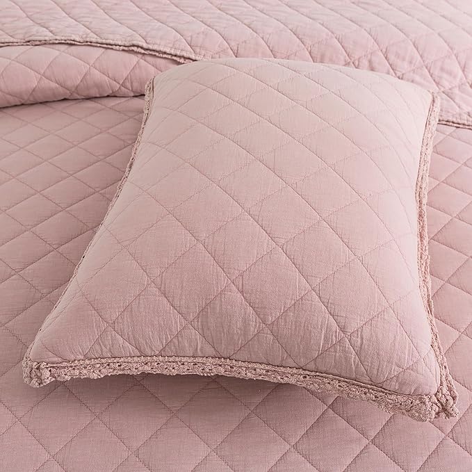 Soul & Lane Blush Diamond Cotton Quilt Set - Queen Size with 2 Shams, Shabby Chic Quilted Comforter, Lightweight Romantic Diamond Pattern Bedspread in Soft Pink, Scalloped Edge Bedding with Lace Trim
