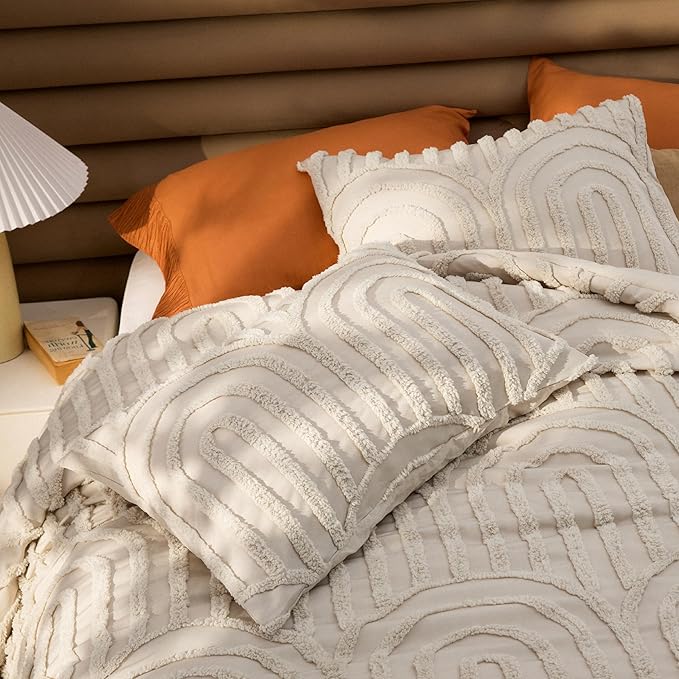 Bedsure Boho Tufted Beige Comforter Set Queen Size, GentleSoft™ 3 Pieces Boho Farmhouse Decor Bedding, Arch Shabby Chic Bedding for All Seasons, 1 Bed Comforter, 2 Pillow Shams, 90x90 Inches