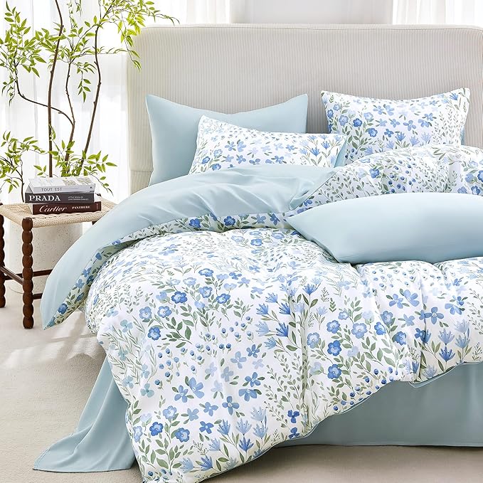 Wake In Cloud - Floral Comforter Set, Farmhouse Cottagecore Style with Romantic Garden Wildflowers and Leaves Pattern, Soft Lightweight Bedding, 3 Pieces, Blue White, Full Size